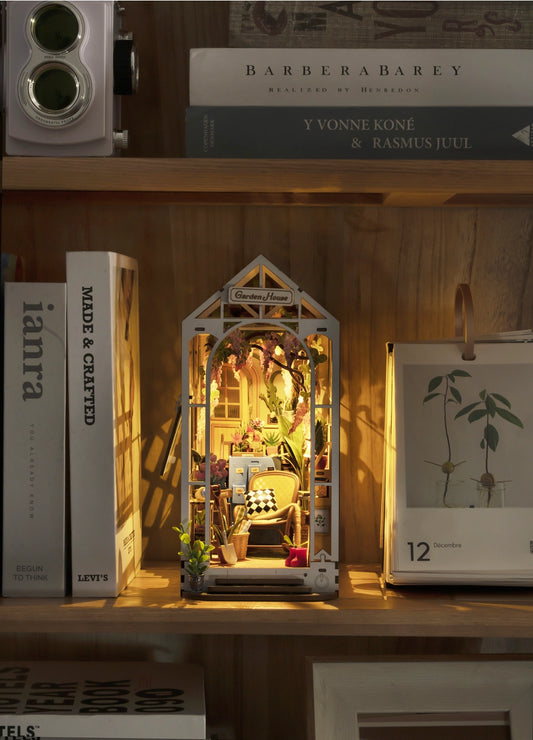 3-D Book Nook PZL